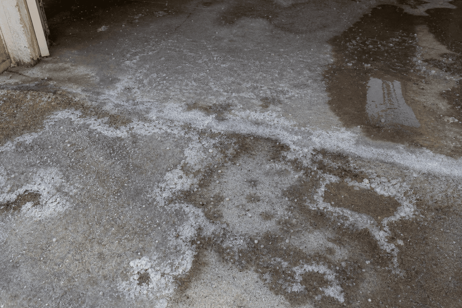 Finished grey flake epoxy garage floor in Rochester Hills after winter salt season